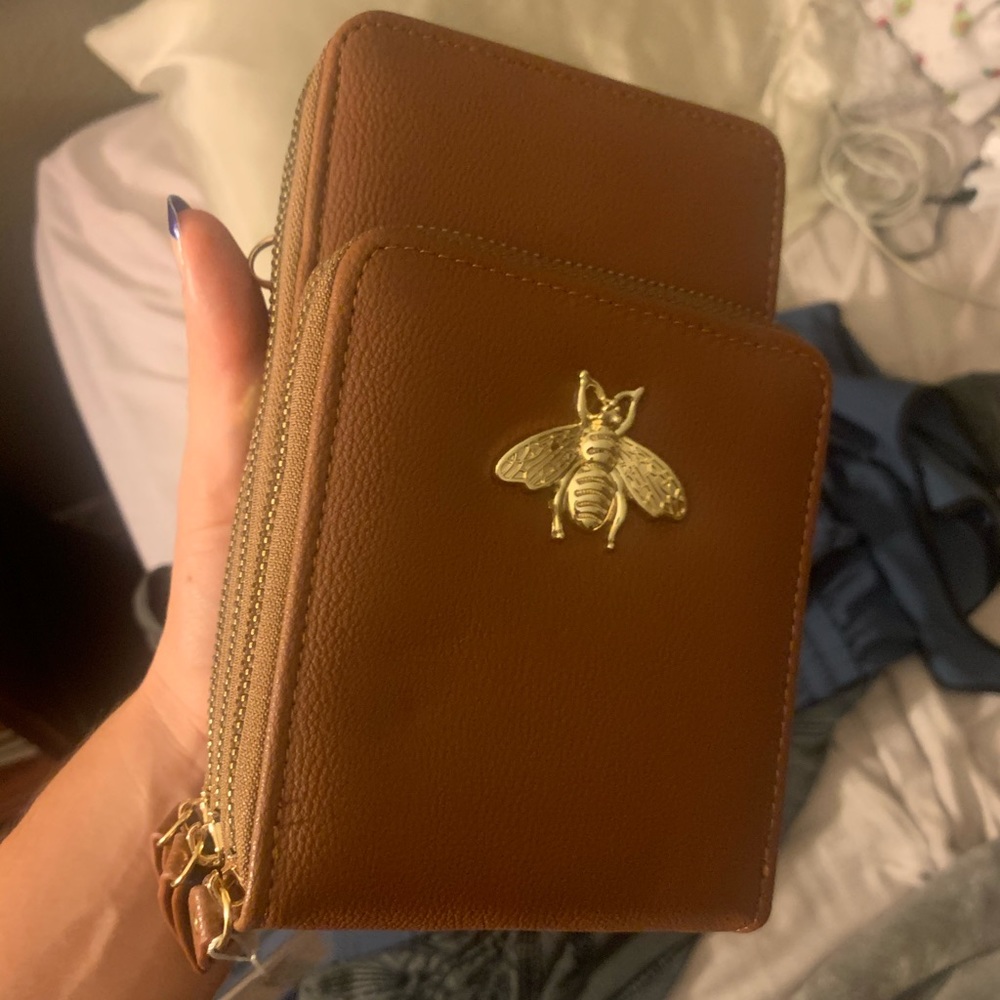 Brown bee bag/wallet